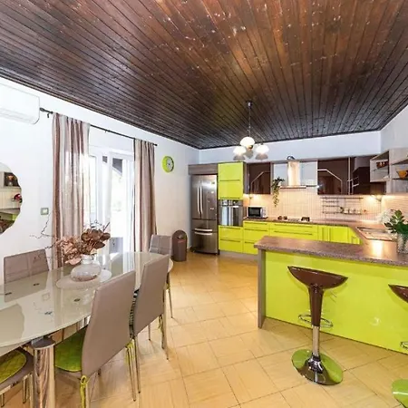 Sea Stone House 1 شقة تروغير